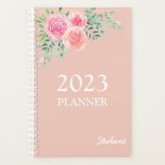 Agenda Cor-de-rosa azul<br><div class="desc">Este planejador feminino é decorado com um buquê de cor d'água de rosas e folhagem em tons de rosa, pincel e verde sobre um fundo rosa dourado. Facilmente personalizável com o ano e o seu nome. Use a Ferramenta Design para alterar o tamanho, o estilo ou a cor do texto....</div>