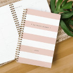Agenda Cor-de-rosa e faixa branca personalizada<br><div class="desc">O planejador personalizado chic apresenta faixas muito claras, cor-de-rosa e brancas, com seu nome ou monograma em letras elegantes fora de preto. Personalize com o ano no fundo.</div>