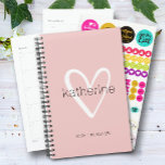 Agenda Coração Chic Blush Pink Semanal Mensal Não Datado<br><div class="desc">Este planejador cor-de-rosa pincelado é personalizado com seu nome em uma fonte simples sobre um grande coração branco. Ideal para você mesmo ou um presente excelente para qualquer ocasião. Mais cores e designs em nossa loja.</div>