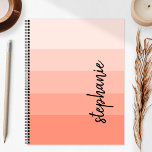 Agenda Coral de bloco de cores de assinatura personalizad<br><div class="desc">Esta moderna design de tendência apresenta cinco faixas de blocos de cores em tons gradados de luz a médio coral. Personalize-o com o seu nome no script de escrita manual de assinatura preta vertical.</div>
