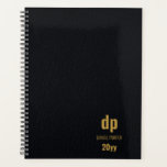 Agenda Couro Moderno Parece Preto e Dourado Monograma<br><div class="desc">Leather olha o planejador monograma - inativo e pronto para começar a usar a qualquer momento do ano (ou seja, ano fiscal, ano acadêmico, novo empreendimento ou projeto etc.). Este simples e moderno design personalizado tem um fundo impressão de couro preto com tipografia de cor dourada e o modelo está...</div>