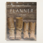 Agenda Cowboy Ocidental Boots Russo Barn<br><div class="desc">Este planejador divertido e rústico tem dois pares de botas de cowboy e uma parede de cabana com luzes de cordas. Criada pela Simplesmente Farmhouse Press; foto de Melanie Mauer no Unsplash.</div>