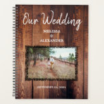 Agenda Crie sua própria foto de madeira rústica Planner d<br><div class="desc">Crie sua foto rustica de madeira Planner de Casamento. Adicione sua própria foto, texto e nomes para criar um Planejador de Casamento muito singular e pessoal.</div>