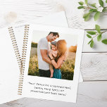 Agenda Crie sua própria foto personalizada e citação<br><div class="desc">Crie seu próprio notebook personalizado de planejamento de fotos e cotações. Apresenta uma das suas fotos e texto personalizado na tipografia minimalista da máquina de escrever.</div>
