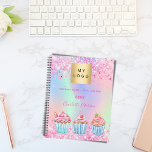 Agenda Cupcakes de pastelaria de padaria<br><div class="desc">Uma tendência holográfica,  iridescente,  de fundo cor-de-rosa,  roxo,  verde-menta. Decorado com confete em rosa e 3 cupcakes. Personalize e adicione o logotipo,  texto,  ano e nome da sua empresa. O nome pessoal é escrito com um moderno estilo escrito à mão.</div>