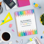 Agenda Currículo De Professores De Lápis E Estrelas De Co<br><div class="desc">Planeador de currículos de professores divertidos e coloridos personalizados com o nome do professor entre filas de lápis coloridos, alguns com padrões, em cores suaves do arco-íris. Planeador de currículos de professores do infantário com estrelas coloridas, e lápis em tons suaves do arco-íris, com alguns padrões como listras, pontos e...</div>