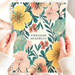 Agenda Cute Pastel Modern Floral Girly Nome Personalizado<br><div class="desc">Este belo design apresenta um arranjo floral moderno em tons pastéis suaves de amarelo, pincel, lacre e coral. As delicadas flores e o verde criam um olhar fresco e arejado, perfeito para quem ama designs sutis e elegantes. O nome personalizado acrescenta um toque único, fazer ideal para estudantes, profissionais ou...</div>