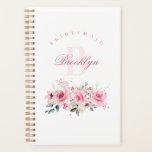 Agenda Damas de Honra Personalizadas Despedida de Solteir<br><div class="desc">Este planejador personalizado para madrinhas e despedida de solteira é o presente perfeito para sua comitiva de noiva, apresentando um lindo design floral cor de rosa. Com um layout elegante, este planejador ajuda suas madrinhas e madrinha principal a se manterem organizadas para as festividades do casamento. Completo com um monograma...</div>