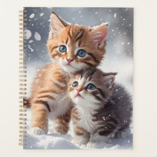 Agenda Dois gatinhos Tabby brincando no inverno da neve