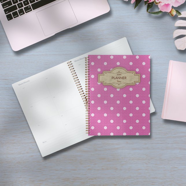 Agenda Dotty Delight Pink (Dotty Delight Pink Planner on the desk. )