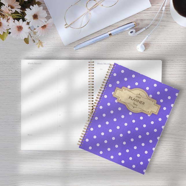 Agenda Dotty Delight Roxo (Dotty Delight Purple Planner on a desk.)