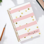 Agenda Douradas Bolinhas com o nome, em faixas cor-de-ros<br><div class="desc">Um padrão divertido para meninas com listras brancas e cor-de-rosa horizontais com pontos ouros espalhados faz disso uma escolha bonita nos planejadores. Um modelo de texto na parte inferior do design soletra seu nome ou outro texto desejado. Simplesmente personalize o texto de exemplo como você deseja para um planejador personalizado...</div>