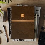 Agenda Dourado nome monograma elegante personalizado<br><div class="desc">Escritório exclusivo de luxo ou planejador pessoal monograma 2025 com um quadrado fino de ouro metálico em cobre com suas iniciais de nome de monograma e uma faixa cintilante sobre um fundo de couro na moda escuro e escuro. Adequado para pequenas empresas, profissionais empresariais ou independentes, especialistas em marcas pessoais...</div>