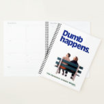 Agenda Dumb e Dumber | Acontecimentos De Dumb<br><div class="desc">Veja esta design divertida do filme Dumb e Dumber da Warner Brothers 1994 estrelando Jim Carrey e Jeff Daniels sentados em um banco de parque.</div>