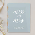 Agenda Dusty Blue Miss para a Sra. Wedding Planner<br><div class="desc">Um caderno de planejadores de casamento personalizado com "Miss to Mrs",  um design de guião manual moderno sobre fundo azul empoeirado.</div>