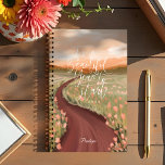 Agenda É Um Belo Ano Para Começar Um Caminho De Prados Fl<br><div class="desc">É um belo ano para começar. Este maravilhoso planejador apresenta as nossas belas ilustrações desenhadas à mão de uma estrada de terra sertaneja que está a passar por um campo de tulipas cor-de-rosa. Nós desenhamos as palavras "É um belo ano para começar" sobrepostas sobre nosso campo e ilustração do caminho....</div>