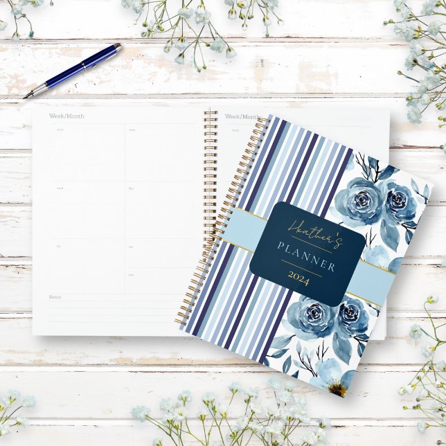 Agenda Elegante Blue Watercolor Floral Personalizado Anua (Plan your year with this blue floral and striped personalized planner. )