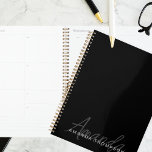 Agenda Elegante Moderno Personalizado Com Monograma De No<br><div class="desc">Elevem seu planejamento e organização com nosso Elegante Elegante Elegante de Blecaute Personalizado com o Planejador Monograma de Nome. Meticulosamente projetado, esse planejador combina perfeitamente a estética contemporânea com um toque personalizado, fazer-o uma ferramenta sofisticada e prática para ficar no topo de sua agenda e tarefas. Apresentando seu nome e...</div>