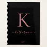 Agenda Elegante Rosa Rosa Rosa Dourada Nome Monograma<br><div class="desc">A Rosa Elegante Chic Rosa Dourada Script Monograma em um Pavilhão Negro. Fácil de personalizar com seu próprio nome e detalhes. Perfeito para o seu estilo de vida luxuoso! Entre em contato conosco em cedarandstring@gmail.com se precisar de assistência com o design ou produtos correspondentes.</div>