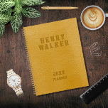 Agenda Empresa personalizada com estrutura Dourada de cou<br><div class="desc">Personalize e personalize este elegante design de couro de vegan amarelo-dourado; criado com 3 camadas de tipografia em diferentes tons para simular o aspecto gravado. Um acessório profissional e prático para sua empresa, escritório doméstico ou escritório escolar. Planeador sofisticado, na moda e atraente para funcionários, gestores e proprietários de empresas....</div>