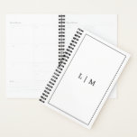 Agenda Empresas de monograma preto e branco simples<br><div class="desc">Planeador de negócios simples com um design moderno,  mas elegante,  com seu monograma de duas letras cercado por uma fronteira em preto e branco clássico. A parte de trás tem suas informações de contato. Esse planejador personalizado em estilo minimalista é excelente para qualquer tipo de negócio.</div>