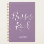 Agenda Enfermeiros Rock Purple e White Script Personaliza<br><div class="desc">Mantenha-se a par da sua agenda de estilo com este Planeador Personalizado Enfermeiro Rock Purple e White Script. É um design moderno com o texto "enfermeiras rock" em um grande roteiro escrito à mão, centrado na frente de um planejador personalizável roxo e pastel. O nome está na parte inferior frontal....</div>