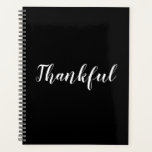 Agenda Escrito branco preto agradável e elegante<br><div class="desc">Texto caligráfico personalizado branco e preto moderno e bonitinho e elegante Planejador de gratidão. Texto branco totalmente personalizável sobre fundo sólido plano preto. As cores são editáveis. Você pode optar por deixá-lo como está,  ou personalizá-lo com seu nome,  iniciais,  ano etc</div>
