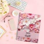 Agenda Escrito com o nome do padrão floral branco rosa 20<br><div class="desc">Padrão floral rosa e branco. Personalize e adicione um ano (qualquer ano) e seu nome. O nome é escrito com um moderno estilo escrito à mão</div>