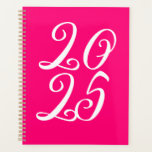 Agenda Escrito fofo magenta magenta magenta, quente, ano<br><div class="desc">Foto rosa magenta e rosa giro e escrita personalizada branca ano de tipografia na moda elegante Planner. Texto de script branco totalmente personalizável,  fundo comum rosa-forte. Você pode personalizá-lo com suas iniciais,  monograma,  ano etc ou simplesmente apagar o texto,  e deixar a cor roxa rosa sólida e clara.</div>