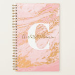 Agenda Escritório Personalizado do Marble Blush e Dourado<br><div class="desc">Este planejador na moda unated apresenta um design de mármore em ouro, cor-de-rosa e cor-de-rosa-pincel, com um monograma branco e uma camada elegante de nome de script. Ideal para organizar horários escolares, tarefas de escritório ou objetivos pessoais com um toque de brilho. Um presente perfeito para estudantes, profissionais ou qualquer...</div>