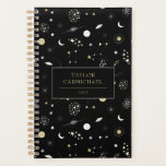 Agenda Espaço das Galáxias de Estrelas Douradas Negras<br><div class="desc">Planeador legal com padrão espacial de estrelas, galáxias, constelações, luas etc. em preto, branco, cinzas prateadas e amarelo ouro pálido. Adicione o seu nome e ano à etiqueta preta sobre o padrão estelar.</div>