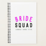 Agenda Esquadrão de Noivas | Balneira Rosa Quente<br><div class="desc">Um planejador de arte bonito, simples e na moda, citou "Bride Squad" com tipografia moderna e minimalista em preto e néon quente, em estilo legal de moda. O slogan, o nome e o papel podem ser facilmente personalizados com os nomes do seu partido noivo, por exemplo, noiva, damas de honra,...</div>