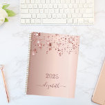 Agenda Estrelas rosa douradas cor-de-rosa-claro 2025<br><div class="desc">Um fundo rosa dourado falso com estrelas. Personalize e adicione um ano e um nome. O nome é escrito em ouro rosa escuro com um grande roteiro de estilo, escrito à mão, com baloiços. Para manter as hastes, exclua apenas o nome da amostra, deixe os espaços ou emoji na frente...</div>