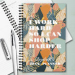 Agenda Eu trabalho Duro<br><div class="desc">Seu nome e o ditado "Eu trabalho duro para que eu possa comprar mais" estão em um impressão tropical abstrato neste planejador anual. Ideal para você mesmo ou um presente excelente para qualquer ocasião.</div>