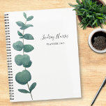 Agenda Eucalipto com Aquarela Personalizada<br><div class="desc">Este elegante Planner é decorado com um spray de cor d'água de solteiro de eucalipto. Personalize-o com seu nome e ano. Porque nós criamos nosso próprio trabalho de arte você não encontrará essa imagem exata de outros designers. Original Watercolor © Michele Davies.</div>