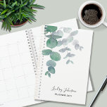 Agenda Eucalyptus Greenery personalizado<br><div class="desc">Este elegante Planejador personalizado é decorado com folhas de eucalipto aquáticas em tons macios de verde. Facilmente personalizável. Para editar ainda mais, use a Ferramenta Design para alterar a fonte, o tamanho da fonte ou a cor. Porque nós criamos a nossa trabalho de arte, você não encontrará esta imagem exata...</div>