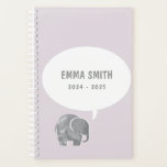 Agenda Fala de Elefante de Cinza Bonita Fofa Púrpura<br><div class="desc">Um elefante cinza giro com uma simples bolha branca de fala sorri num fundo púrpura pálido. Personalize o texto para tornar este notebook de planejador amigável para crianças perfeito para a escola ou para a casa.</div>