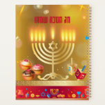 Agenda Feliz Hanukkah Luz Feriado Judaico Dourado Hebraic<br><div class="desc">Feliz Hanukkah Belo Design de Férias Judaicas com as letras hebraicas. Antecedentes judeus do Hanukkah com símbolos tradicionais do Chanukah - Dourado Menorah, Hanukkiah Candelabrum e velas, sonhos de madeira (rodando no topo), rosquinhas, estrela de David e padrão de papel de parede luminoso brilhante. Decoração do Festival Chanucá. Jerusalém, Israel....</div>