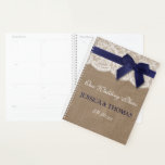 Agenda Fita De marinho No Casamento De Colchões E Locais<br><div class="desc">Prepare-se para o seu grande dia em estilo com este elegante e muito tenente planejador de casamento. A design é fácil de personalizar com seus próprios nomes e data de casamento e você pode manter todas suas ideias designs, informações importantes de casamento e muito mais em segurança juntas neste planejador...</div>