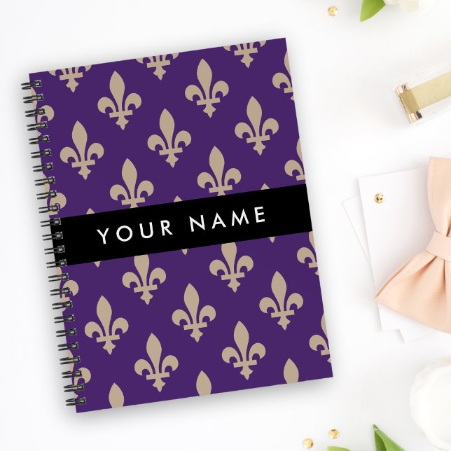 Agenda Flor de Lis, Bege sobre Roxo, Real, Seu Nome (Criador carregado)