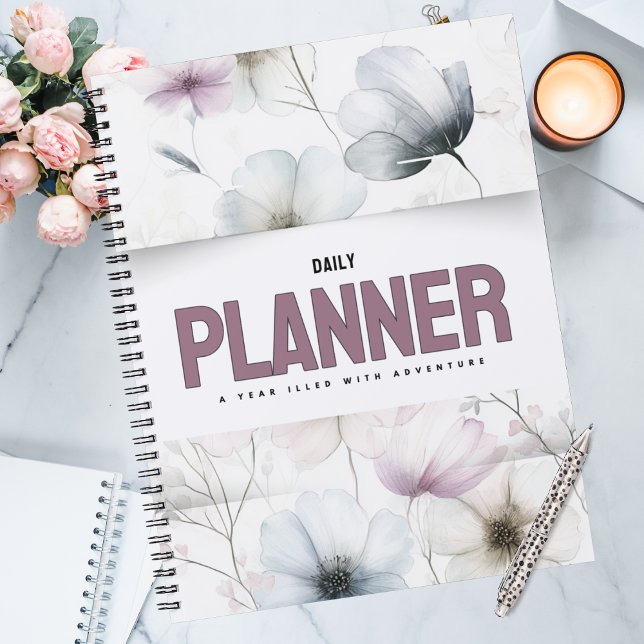 Agenda Flores Bonitas de Aquarela (Watercolor floral daily planner in soft blue and pink, yearly calendar for adventure seekers.)