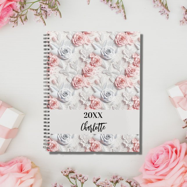 Agenda Flores com nome de padrão branco rosa script 2026 (Criador carregado)