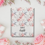 Agenda Flores, cor-de-rosa, nome do padrão branco, script<br><div class="desc">Padrão floral rosa e branco. Personalize e adicione um ano (qualquer ano) e seu nome. O nome é escrito com um moderno estilo escrito à mão</div>