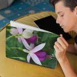 Agenda Flores de Fúchsia Roxas com Sepais Brancos<br><div class="desc">Este planejador mensal/semanal mantém todas as suas atividades e agendas futuras organizadas num único local útil e apresenta a imagem fotográfica de flores roxas da Fúchsia,  penduradas,  com as pétalas brancas. Um design floral adorável! Selecione a cor do fio do planejador.</div>