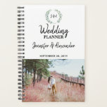 Agenda Folhas de aquarela russa monograma Foto casada<br><div class="desc">Crie seu próprio plano de casamento com fotos monogramas. A aquarela russa deixa design. Adicione suas próprias fotos,  uma na frente e outra na parte de trás,  texto e nomes para criar um Planejador de Casamento muito singular e pessoal.</div>