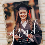 Agenda Foto Clássica de Script Moderno Simples do formand<br><div class="desc">Este design simples e clássico é composto de sans serif e tipografia cursiva divertida e adiciona uma foto personalizada.</div>