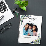 Agenda Foto da família Eucalyptus verde 2023<br><div class="desc">Personalize e adicione sua própria foto de família. Decorado com eucalipto e folhagem de ouro falso. Fundo branco elegante. Adicione seu nome de família e ano.</div>