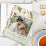 Agenda Foto personalizada Blush e Sage Floral<br><div class="desc">O Planeador Floral de Foto Pink Blush de Casamento Personalizado apresenta uma foto personalizável cercada por cor d'água, cor-de-rosa pincelada e flores de linha dourada, com moderna tipografia do roteiro com letra de mão no sutil fundo verde-sábio. iga o exemplo da página para encontrar os produtos correspondentes. ♥ Personalize-o com...</div>
