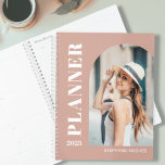 Agenda Foto personalizada cor-de-rosa-rosa-rosa 2023<br><div class="desc">Este Planejador de na moda 2023 apresenta uma tipografia moderna e um modelo fotográfico sobre um fundo cor-de-rosa pincelado,  rosa dourado. Facilmente personalizável com sua foto,  ano e nome.</div>
