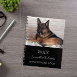 Agenda Foto personalizada de cão preto branco<br><div class="desc">Um fundo preto chic. Personalize e adicione um ano,  nome e texto. O nome é escrito em branco com um grande script de estilo escrito à mão.</div>